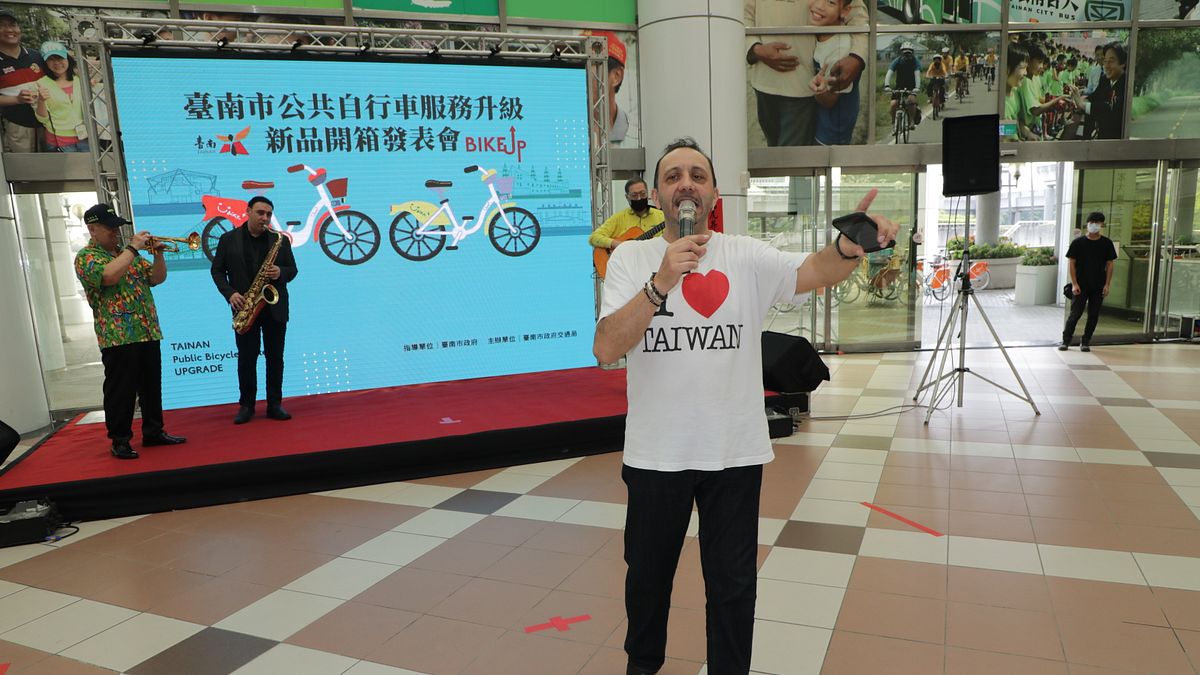 拉丁樂團Amigos latinos在台南市府2F中庭快閃,讓中午休息用餐的市府員工也沉浸在拉丁樂曲中。(圖/黃偉哲競總提供) 拉丁樂團Amigos latinos在台南市府2F中庭快閃,讓中午休息用餐的市府員工也沉浸在拉丁樂曲中。(圖/黃偉哲競總提供)