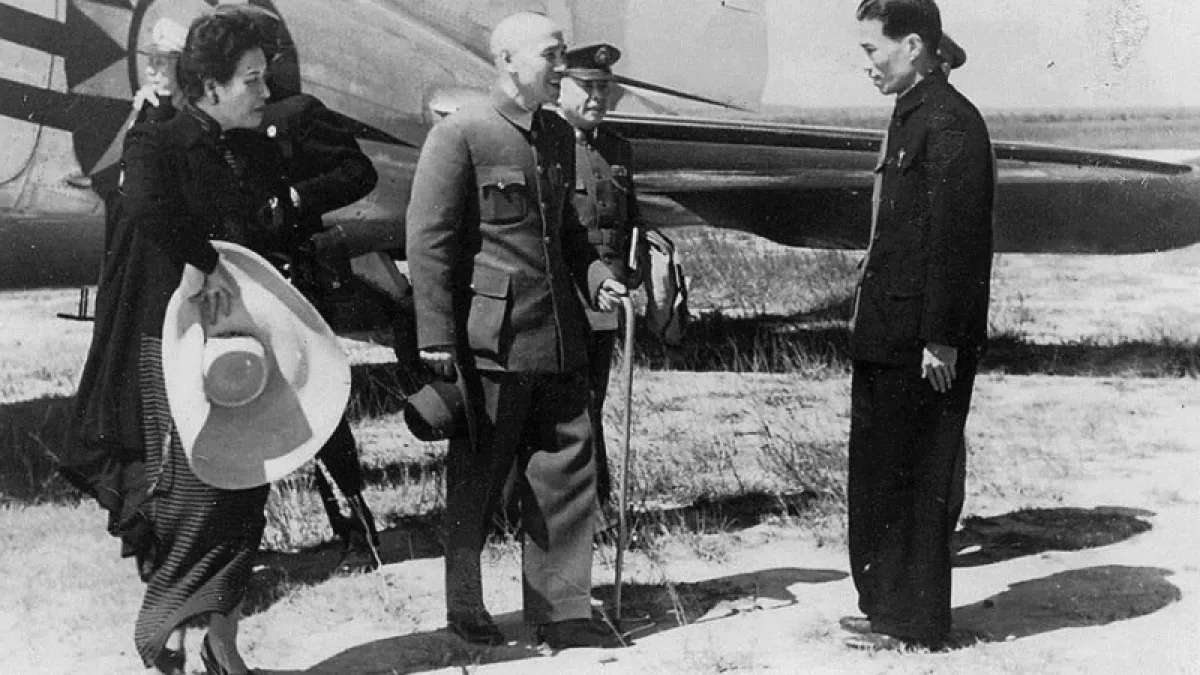 1946年10月21日,蔣介石(中)與宋美齡(左)巡視臺灣。(維基百科)