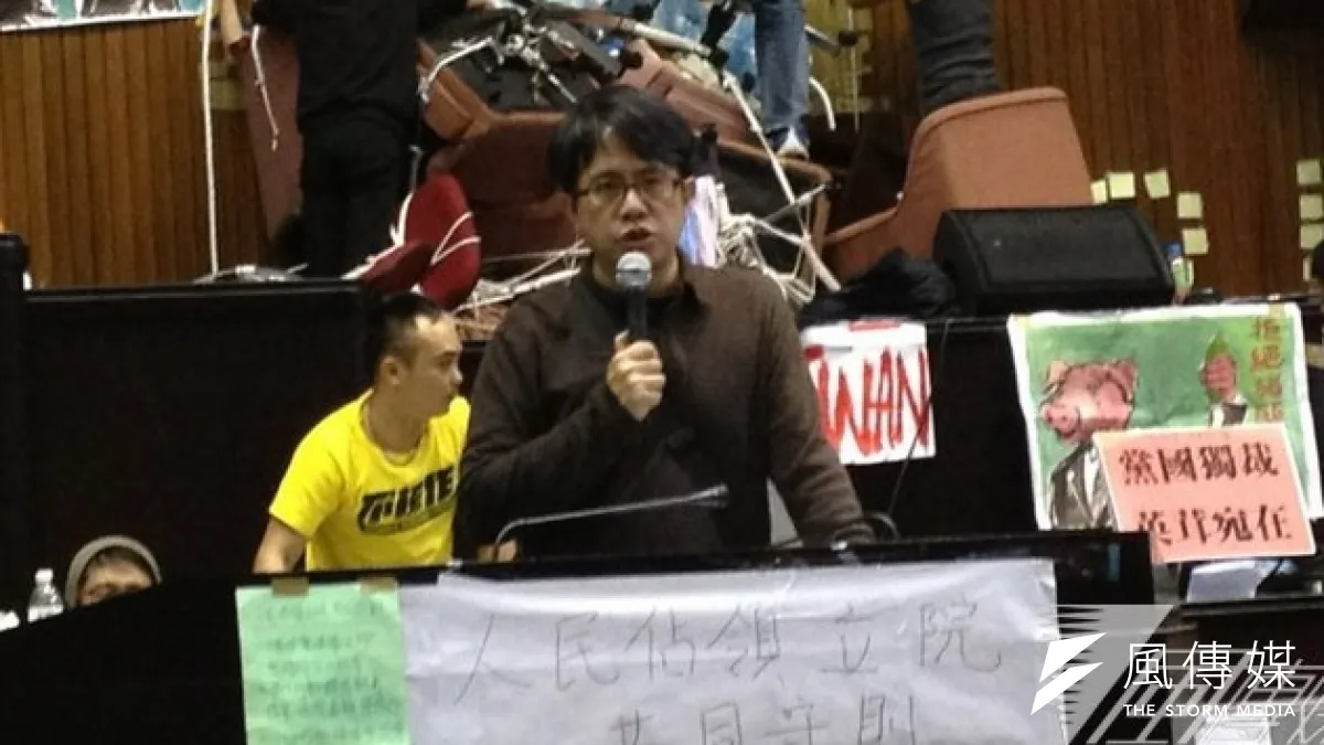 台大法律系教授顏厥安24日到議場挺學生。(王立柔攝)