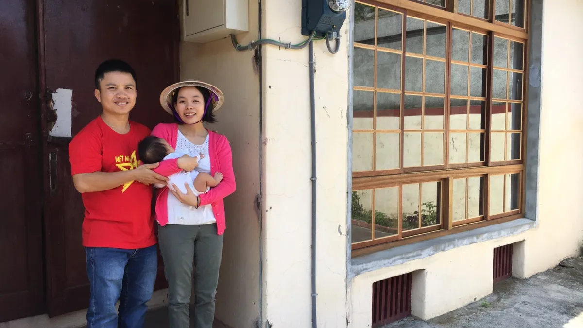 越南籍范鴻仁一家與新住屋。(圖/高雄市文化局提供)