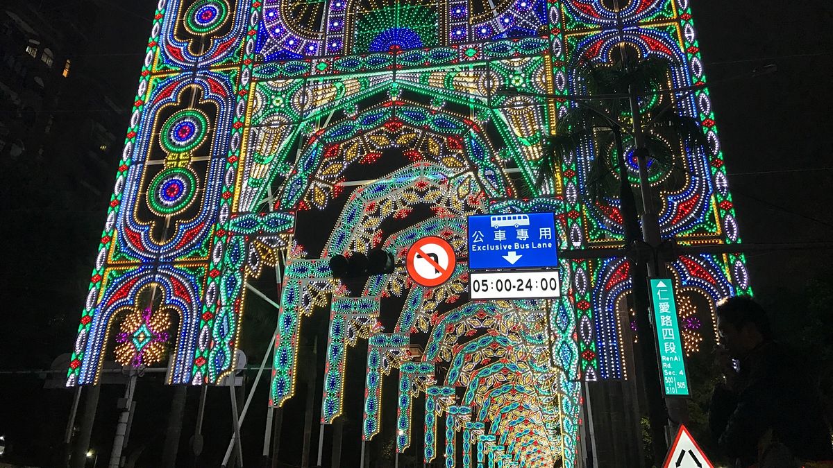 「2019台北光之饗宴」(台北光雕)將在19日熄燈,公車專用、禁止左轉交通標誌因拍照時很容易入鏡,被網友稱為「全台最紅的交通標誌」。(資料照,風傳媒) 「2019台北光之饗宴」(台北光雕)將在19日熄燈,公車專用、禁止左轉交通標誌因拍照時很容易入鏡,被網友稱為「全台最紅的交通標誌」。(資料照,風傳媒)