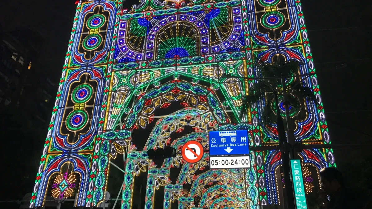 「2019台北光之饗宴」(台北光雕)將在19日熄燈,公車專用、禁止左轉交通標誌因拍照時很容易入鏡,被網友稱為「全台最紅的交通標誌」。(資料照,風傳媒)