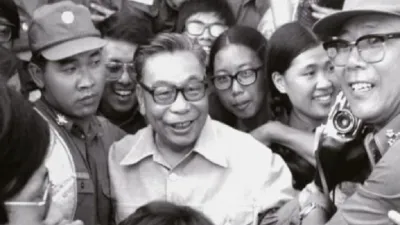 《蔣經國的台灣時代》披露,力行白色恐怖政策的蔣經國,卻又渴望豎立親民形象。(資料照,遠足文化提供)