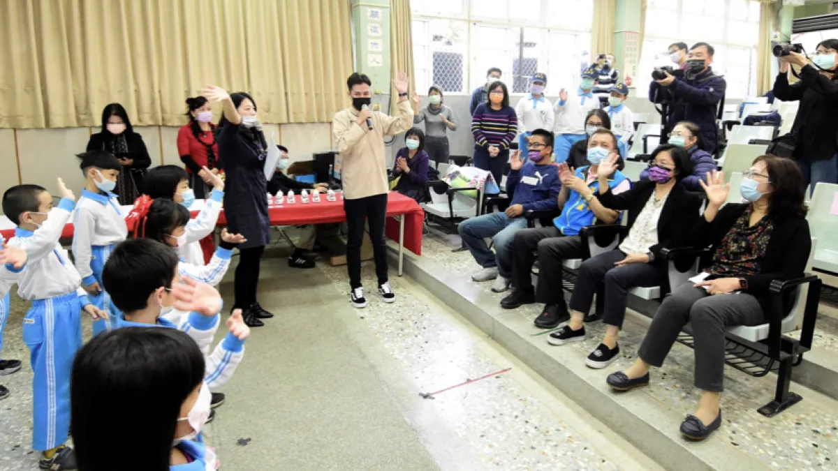 埔鹽大園國小國際視野培養暨英語AI智慧程式冬令營,彰化縣長王惠美特別前往學校了解營隊辦理狀況。(圖/彰化縣政府提供)