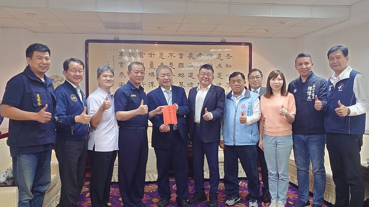 新北議長蔣根煌(左5)頒贈慰勉金獎勵破案有功人員,由警察局長廖訓誠(左4)代表受贈。(圖/新北市議會提供) 新北議長蔣根煌(左5)頒贈慰勉金獎勵破案有功人員,由警察局長廖訓誠(左4)代表受贈。(圖/新北市議會提供)