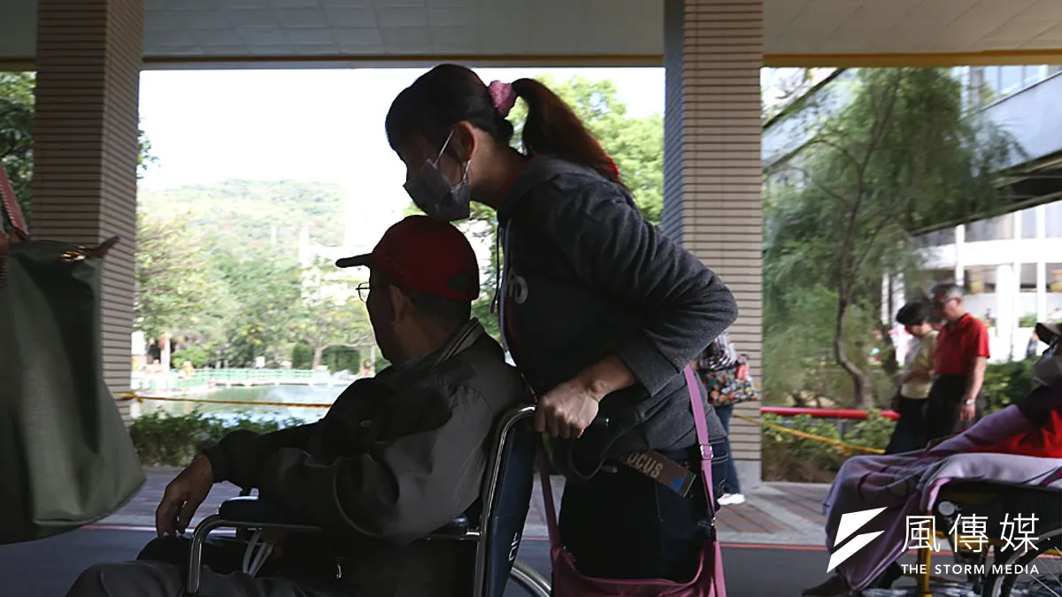 作者指出,移工的性騷擾、性侵害問題,長久以來被大眾所忽視,但隨著移工數連年增加,加以推估當中的報案數持續在擴大,同時也讓該問題更不可被忽視。圖為示意圖。(資料照,林瑞慶攝)