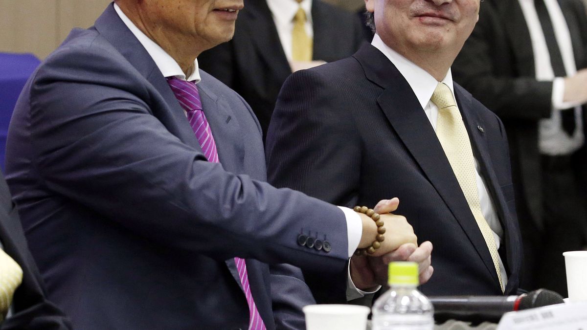 鴻海集團董事長郭台銘(左)怒撕報紙為那樁?(資料照片,美聯社) 鴻海集團董事長郭台銘(左)怒撕報紙為那樁?(資料照片,美聯社)