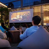 麻布台ヒルズで「アウトドアシネマ」と、50種類以上のジンを味わえる「MEET GIN」が10月10日から開催。(写真/麻布台ヒルズPR事務局提供) 麻布台ヒルズで「アウトドアシネマ」と、50種類以上のジンを味わえる「MEET GIN」が10月10日から開催。(写真/麻布台ヒルズPR事務局提供)