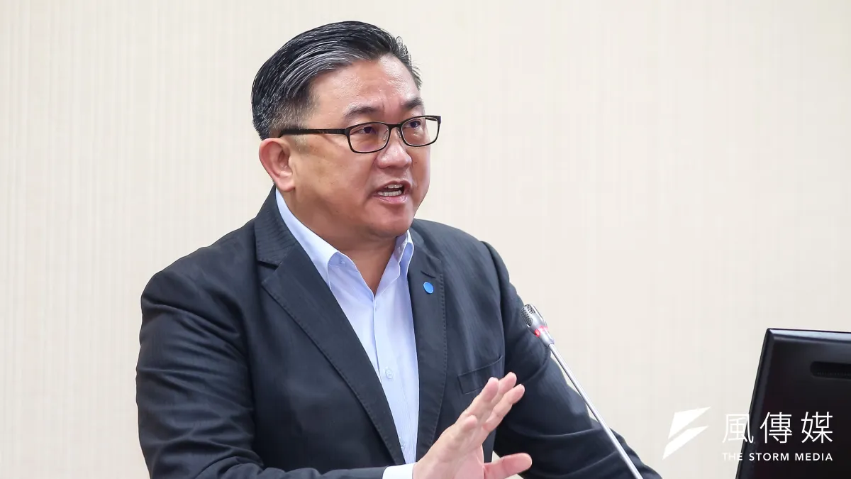 民進黨立委王定宇走出緋聞風暴,立刻踢出一個民進黨自導自演中共認知戰的「反串文」爭議。(顏麟宇攝)