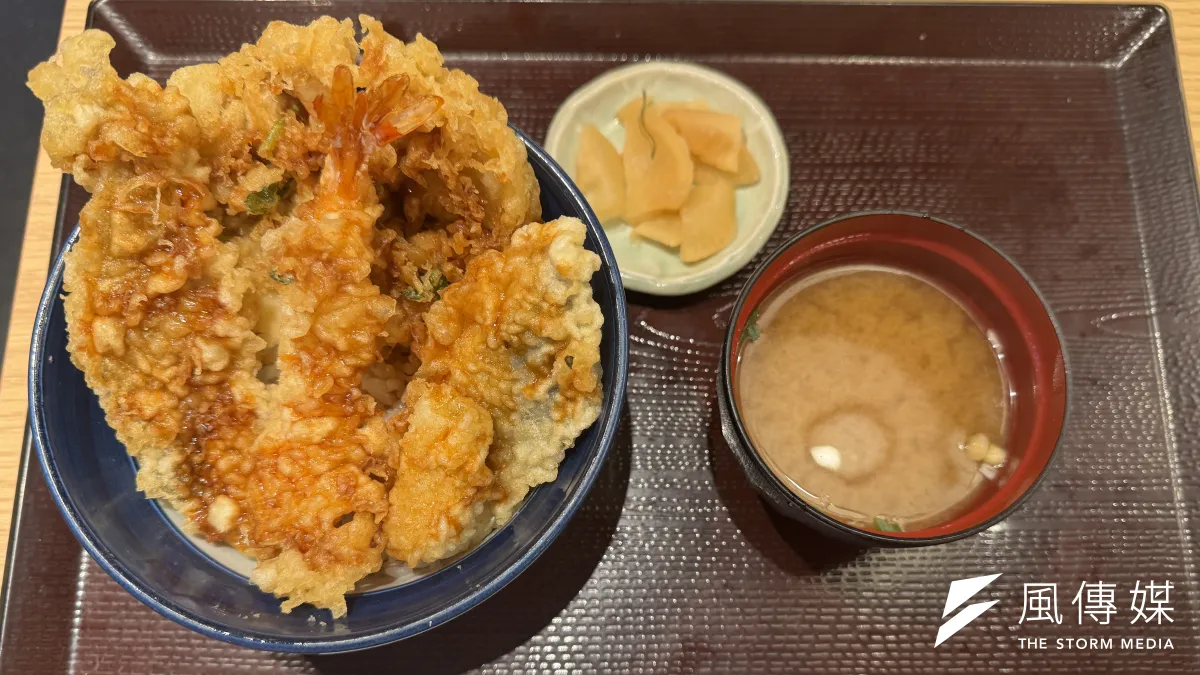 てんやが展開する秋の北陸食材を使った期間限定メニューは、厳選された4種類の北陸産食材と海老を盛り合わせた天丼や、五郎島金時を使った大学芋の天ぷらを通じて、北陸の豊かな食の魅力を全国に届けている。(黄信維撮影)