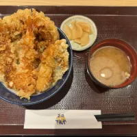 てんやが展開する秋の北陸食材を使った期間限定メニューは、厳選された4種類の北陸産食材と海老を盛り合わせた天丼や、五郎島金時を使った大学芋の天ぷらを通じて、北陸の豊かな食の魅力を全国に届けている。(黄信維撮影) てんやが展開する秋の北陸食材を使った期間限定メニューは、厳選された4種類の北陸産食材と海老を盛り合わせた天丼や、五郎島金時を使った大学芋の天ぷらを通じて、北陸の豊かな食の魅力を全国に届けている。(黄信維撮影)
