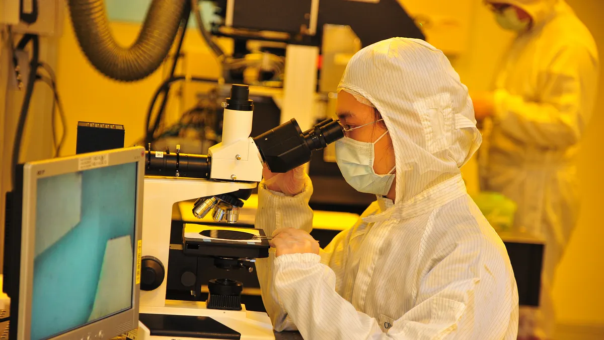 清大半導體學院去年底正式揭牌,請來「浸潤式微影之父」、前台積電研發副總林本堅擔任院長。(圖/清華大學提供) 清大半導體學院去年底正式揭牌,請來「浸潤式微影之父」、前台積電研發副總林本堅擔任院長。(圖/清華大學提供)