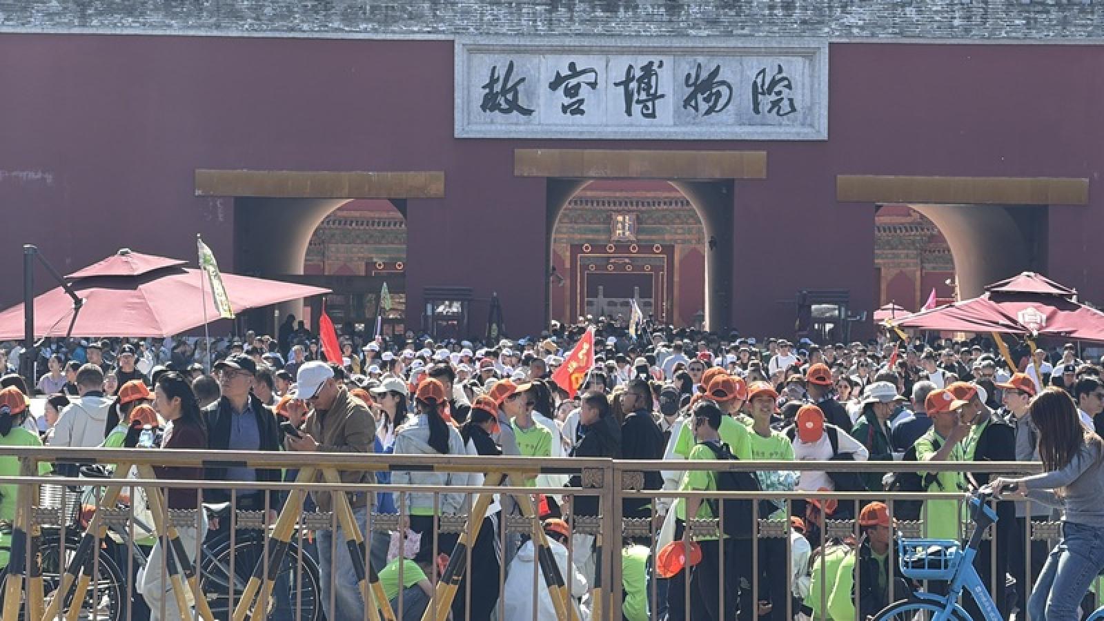 北京觀察》十一黃金周人潮擠爆全球!中國遊客「K型消費」:旅遊精算師的經濟焦慮?