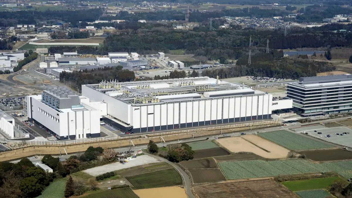 JR九州原定2027年春季開設的新車站,將推遲至2029年春季以後,以配合台積電相關設施及周邊地區的發展需求。圖為台積電熊本廠。(資料照,美聯社) JR九州原定2027年春季開設的新車站,將推遲至2029年春季以後,以配合台積電相關設施及周邊地區的發展需求。圖為台積電熊本廠。(資料照,美聯社)