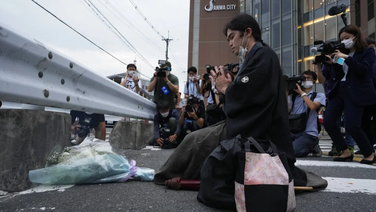 2022年7月8日,日本前首相安倍晉三在奈良街頭遇刺身亡。當天下午有日本民眾在案發現場獻花悼念。(美聯社)