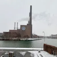 德國下薩克森邦沃佛斯堡(Wolfsburg)的福斯汽車總部工廠外觀。該廠為福斯核心生產據點之一,近年在電動車轉型與市場需求變化下,面臨產能調整與產業轉型壓力。(中央社) 德國下薩克森邦沃佛斯堡(Wolfsburg)的福斯汽車總部工廠外觀。該廠為福斯核心生產據點之一,近年在電動車轉型與市場需求變化下,面臨產能調整與產業轉型壓力。(中央社)