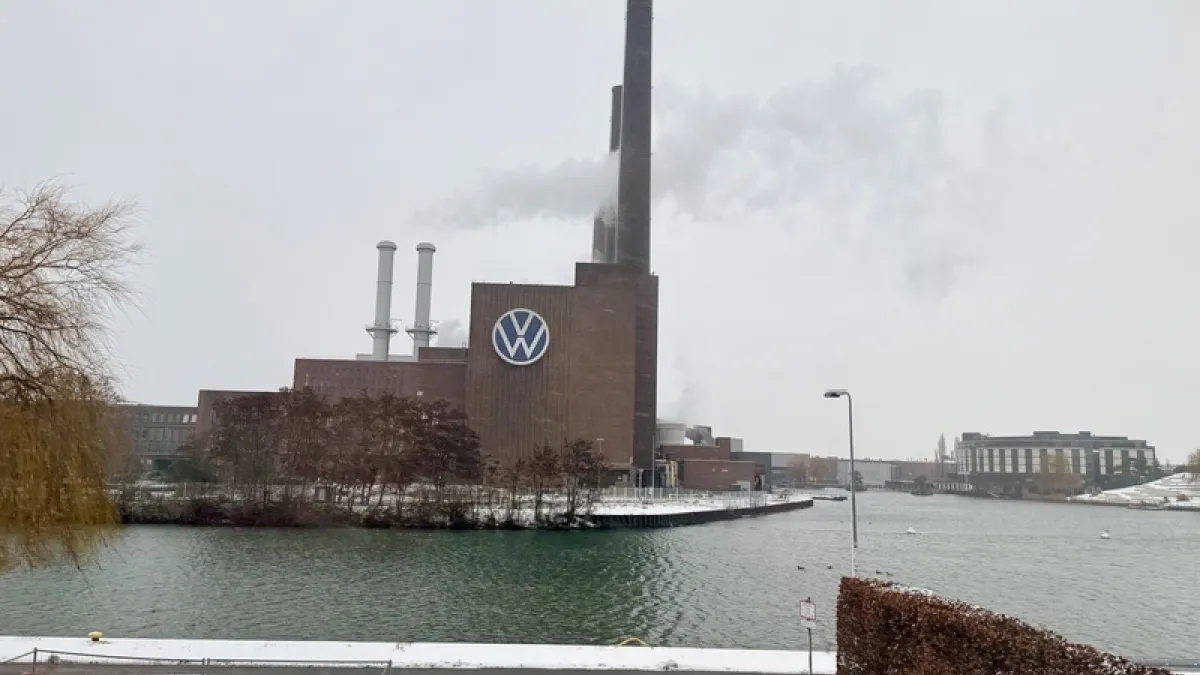 德國下薩克森邦沃佛斯堡(Wolfsburg)的福斯汽車總部工廠外觀。該廠為福斯核心生產據點之一,近年在電動車轉型與市場需求變化下,面臨產能調整與產業轉型壓力。(中央社)