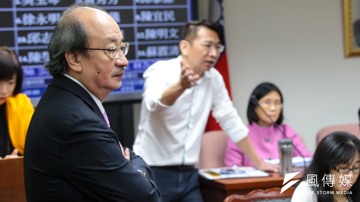 民進黨總召柯建銘20日出席衛環委員會審查勞基法修正草案,並與時代力量立委徐永明發生爭執。(顏麟宇攝)