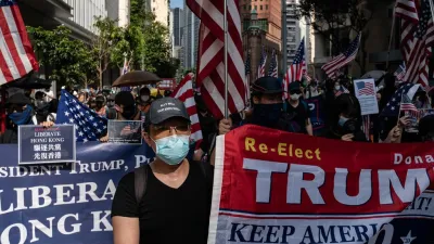 香港抗議者打出遊行標語,希望美國總統特朗普」解放香港「。