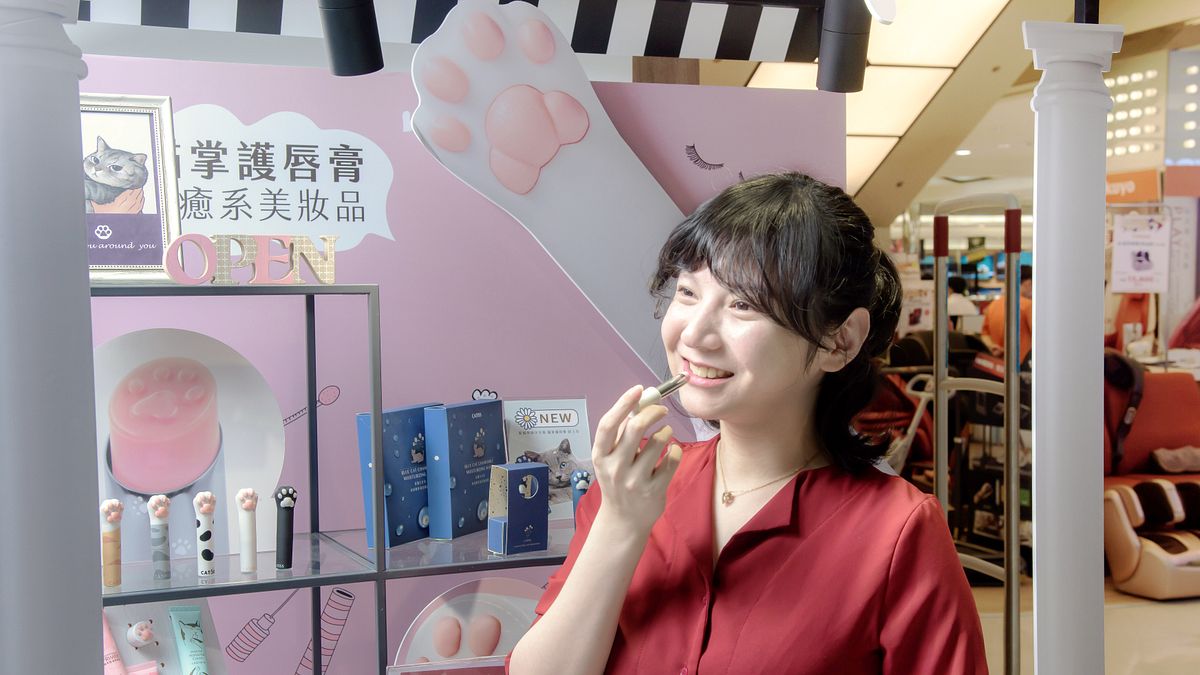 從設計開發到生產,為了讓產品內外兼具,阮曼昀花了一年的時間跑遍全省上中下游工廠,終於讓貓掌護唇膏順利推出並獲得好評。(圖/阮曼昀提供) 從設計開發到生產,為了讓產品內外兼具,阮曼昀花了一年的時間跑遍全省上中下游工廠,終於讓貓掌護唇膏順利推出並獲得好評。(圖/阮曼昀提供)