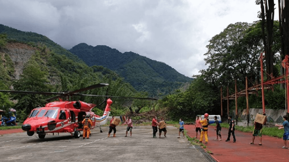 兩架直升機總計運補956.55公斤民生物資,即時補充桃源部落民生物資需求。(圖/高雄市政府提供) 兩架直升機總計運補956.55公斤民生物資,即時補充桃源部落民生物資需求。(圖/高雄市政府提供)
