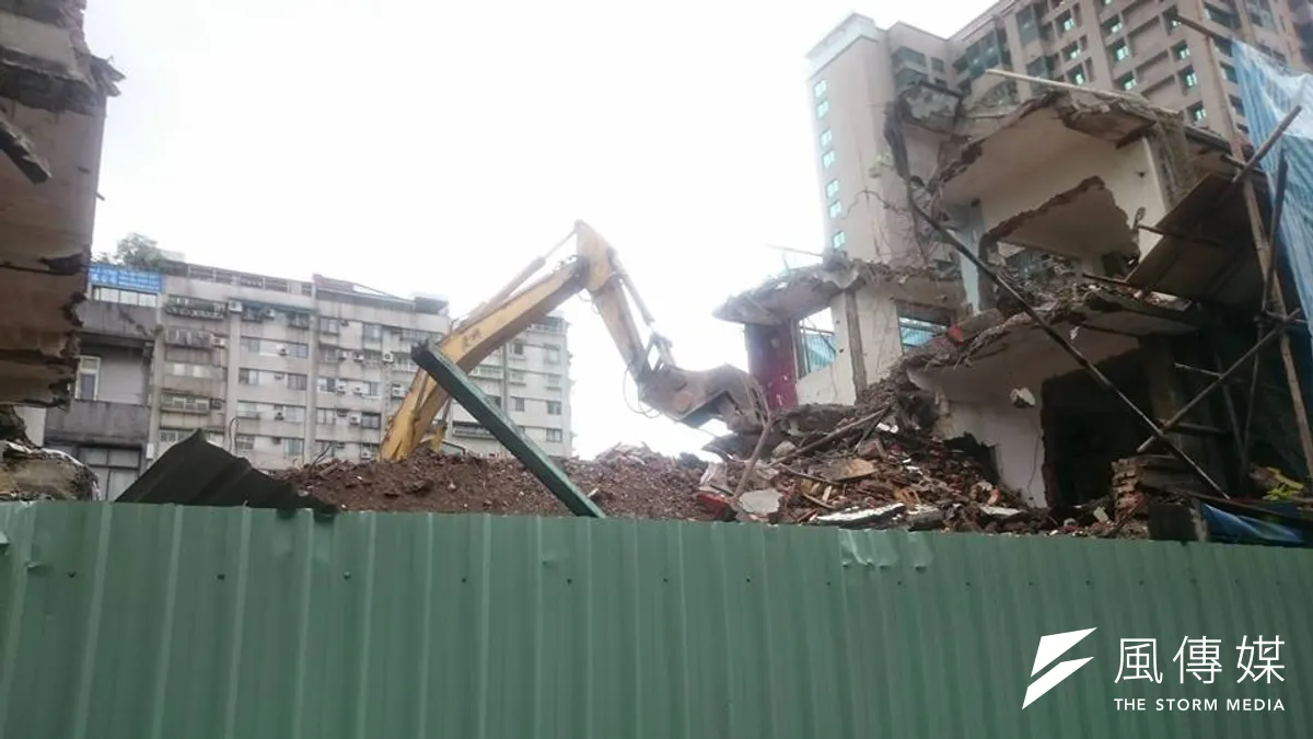 永春都更案北市府遭台北高等行政法院宣告撤銷處分,但建商6日卻突開怪手強行拆除。(取自彭龍三臉書)