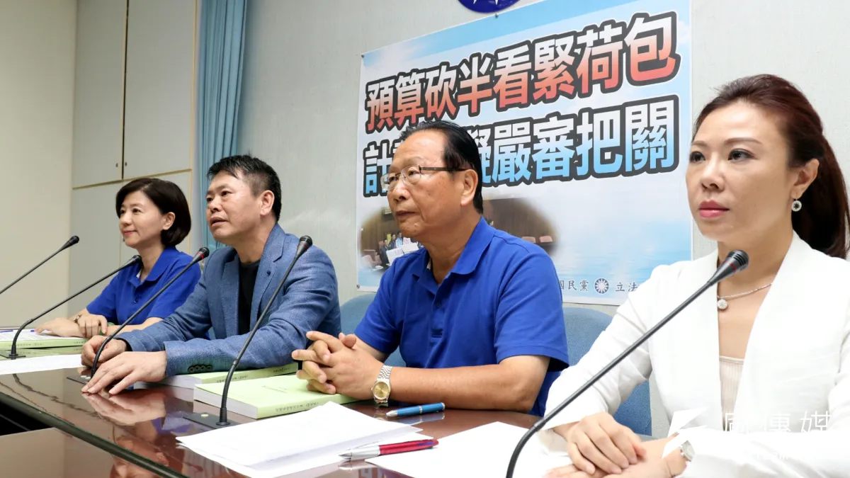 前瞻計畫三讀通過,國民黨立院黨團晚間召開「預算砍半看緊荷包,計劃重擬嚴審把關」記者會。(蘇仲泓攝)