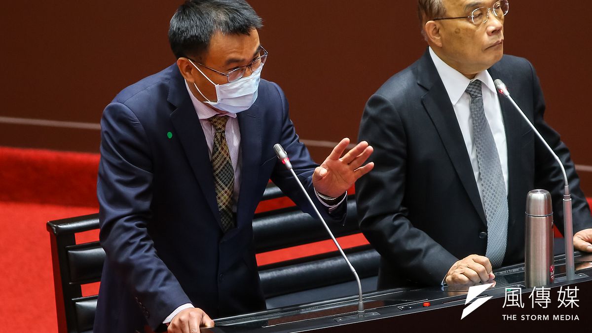 行政院長蘇貞昌(右)26日至立法院備詢並進行專案報告,談及130億養豬基金時,提到農委會主委陳吉仲(左)家過去因口蹄疫負債的往事。(顏麟宇攝) 行政院長蘇貞昌(右)26日至立法院備詢並進行專案報告,談及130億養豬基金時,提到農委會主委陳吉仲(左)家過去因口蹄疫負債的往事。(顏麟宇攝)