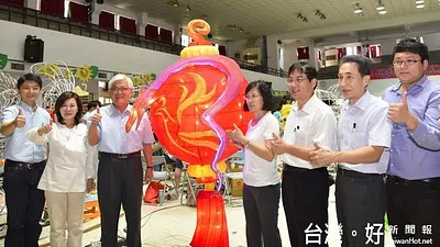 迎接台灣燈會 李進勇率縣府團隊手作花燈