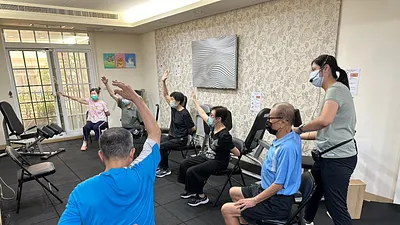 雄賀銀髮公司致力於銀髮族健身,在「國健署認證教練」的引導下運動伸展、活動筋骨。(圖/青年局提供)