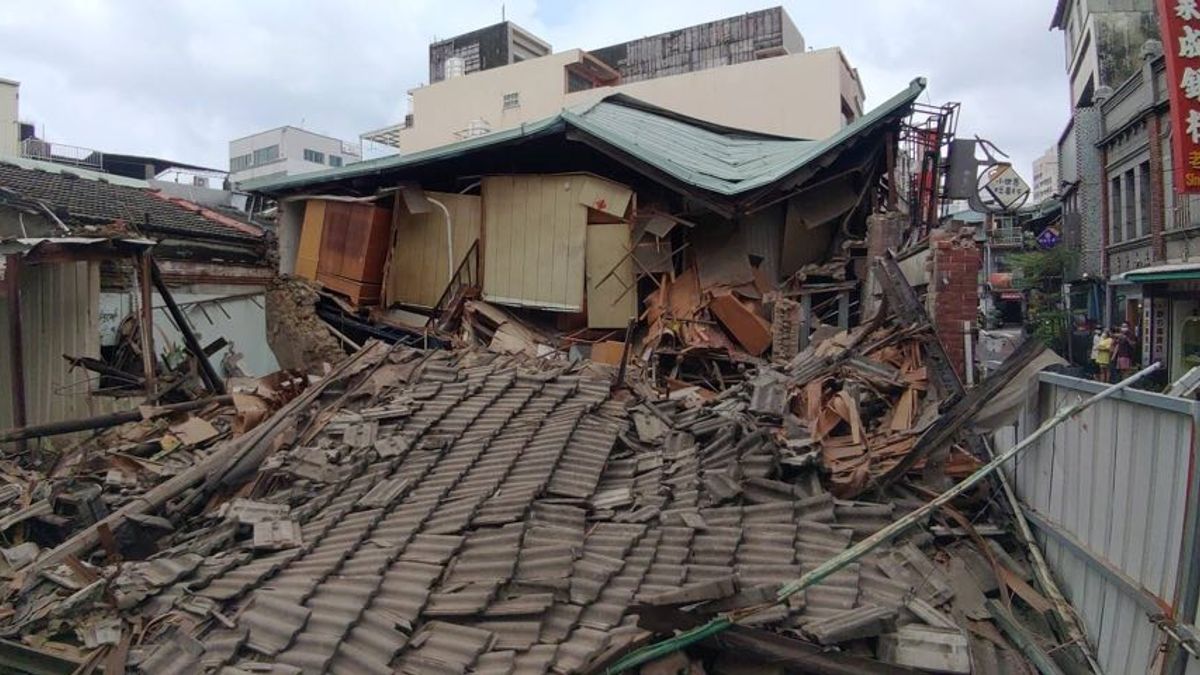 連日豪雨過後台中百年土角厝倒塌,4人機警逃生。(圖/台中市消防局提供) 連日豪雨過後台中百年土角厝倒塌,4人機警逃生。(圖/台中市消防局提供)
