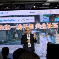 台湾ファミマの葉栄廷董事長は19日、「現在1000店舗以上で消費者にセルフレジを開放している」と語った。(中央社) 台湾ファミマの葉栄廷董事長は19日、「現在1000店舗以上で消費者にセルフレジを開放している」と語った。(中央社)