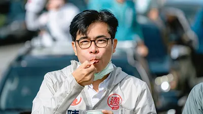 高市長陳其邁到高雄山城六龜區,展開大旗美地區的車掃,一邊直播一邊大啖美味芋冰。(圖/陳其邁競總提供)