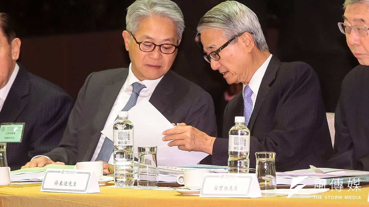 恐在下月股東會改選後失去主導權的新光金控創辦人吳東進(右起),以近2000字長信向胞弟、台新金控董事長吳東亮喊話。(資料照,顏麟宇攝) 恐在下月股東會改選後失去主導權的新光金控創辦人吳東進(右起),以近2000字長信向胞弟、台新金控董事長吳東亮喊話。(資料照,顏麟宇攝)