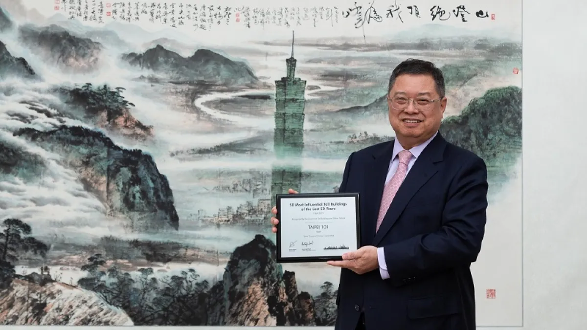台北101榮獲 CTBUH 頒贈「全球50最具影響力高層建築」,台北101現任總經理張振亞將獎座致贈給前任董事長兼總經理林鴻明表達感謝(圖片來源:優新聞)