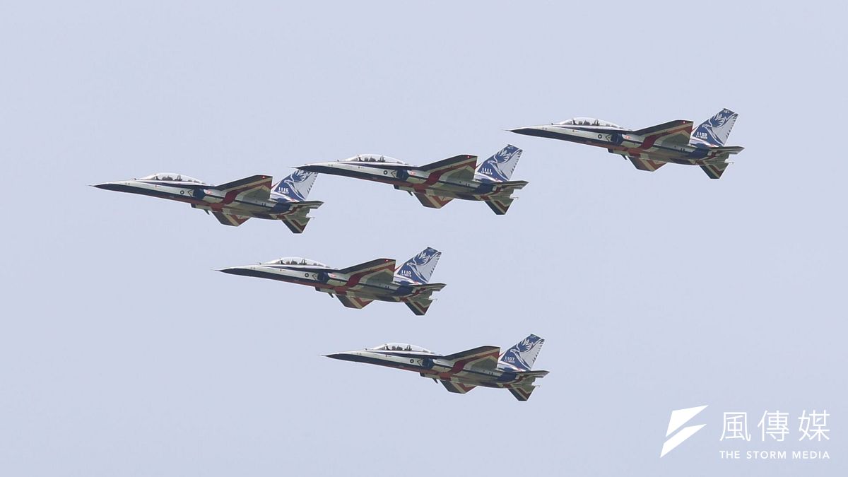 勇鷹教練機首度以大雁隊形在清泉崗營區衝場。(柯承惠攝) 勇鷹教練機首度以大雁隊形在清泉崗營區衝場。(柯承惠攝)