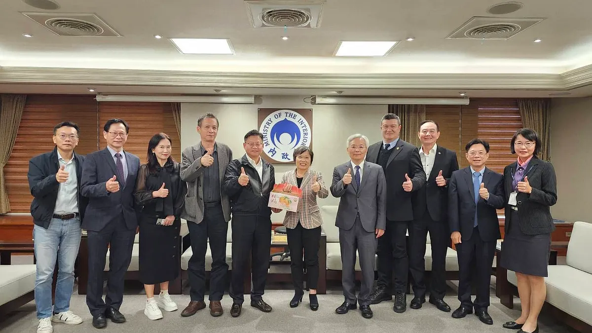 台灣民間反詐騙協會9號拜會內政部,雙方就政府打詐實務工作進行意見交流。(圖/台灣民間反詐騙協會提供) 台灣民間反詐騙協會9號拜會內政部,雙方就政府打詐實務工作進行意見交流。(圖/台灣民間反詐騙協會提供)