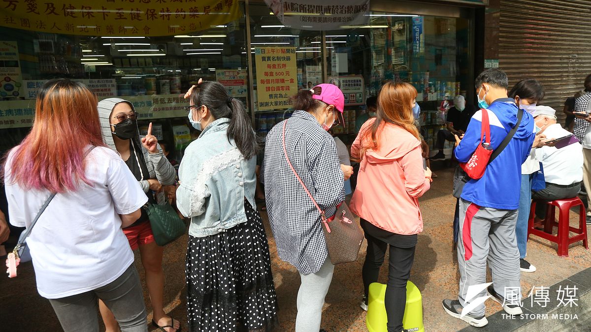 實名制快篩試劑自4月28日上路後,藥局外大排長龍的景象全台隨處可見。(資料照,顏麟宇攝) 實名制快篩試劑自4月28日上路後,藥局外大排長龍的景象全台隨處可見。(資料照,顏麟宇攝)