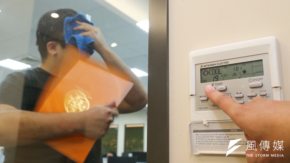 作者表示,天氣熱是事實,節能也是應該的,但是,天氣就是熱,氣溫就是高,為何政府要欺騙大眾拿扇子搧,吹電風扇比冷氣涼快?(資料照,陳明仁攝) 作者表示,天氣熱是事實,節能也是應該的,但是,天氣就是熱,氣溫就是高,為何政府要欺騙大眾拿扇子搧,吹電風扇比冷氣涼快?(資料照,陳明仁攝)