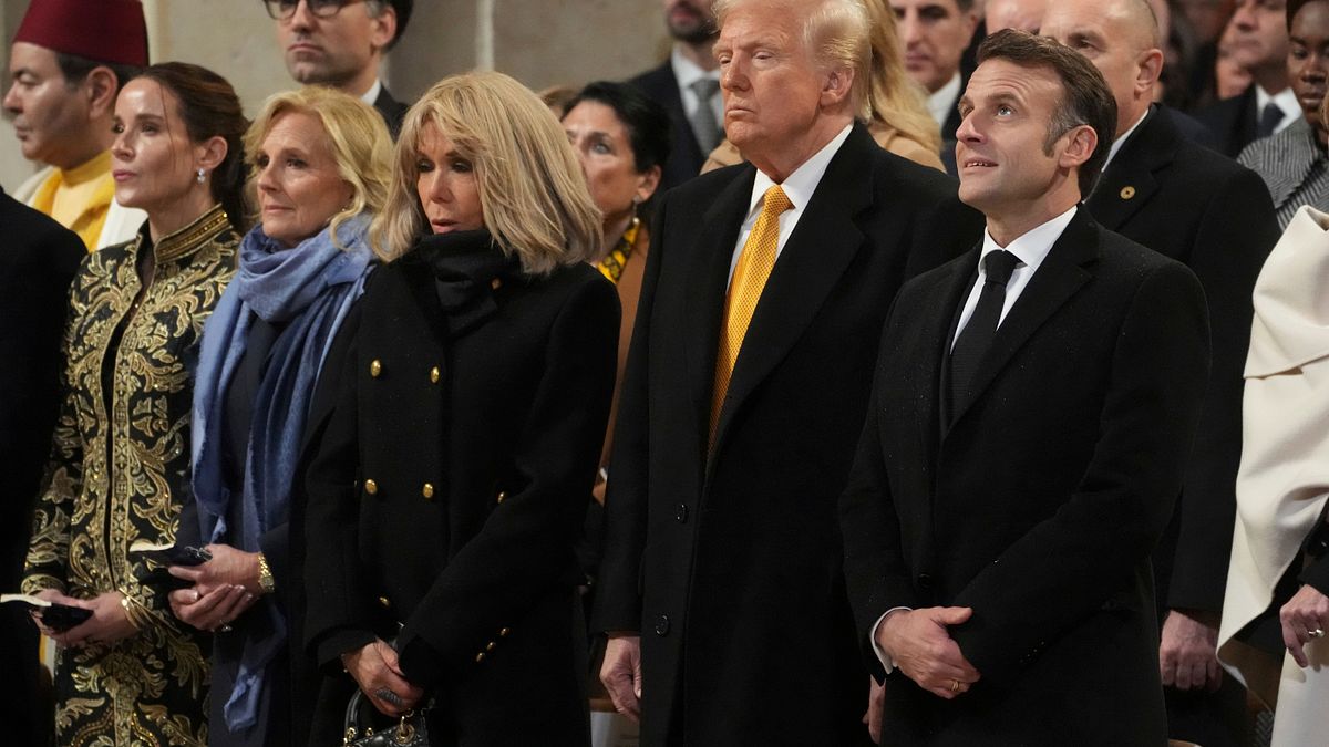 2024年12月7日,美國總統川普(右二)、法國總統馬克宏(右一)出席巴黎聖母院重新開幕典禮。(美聯社) 2024年12月7日,美國總統川普(右二)、法國總統馬克宏(右一)出席巴黎聖母院重新開幕典禮。(美聯社)