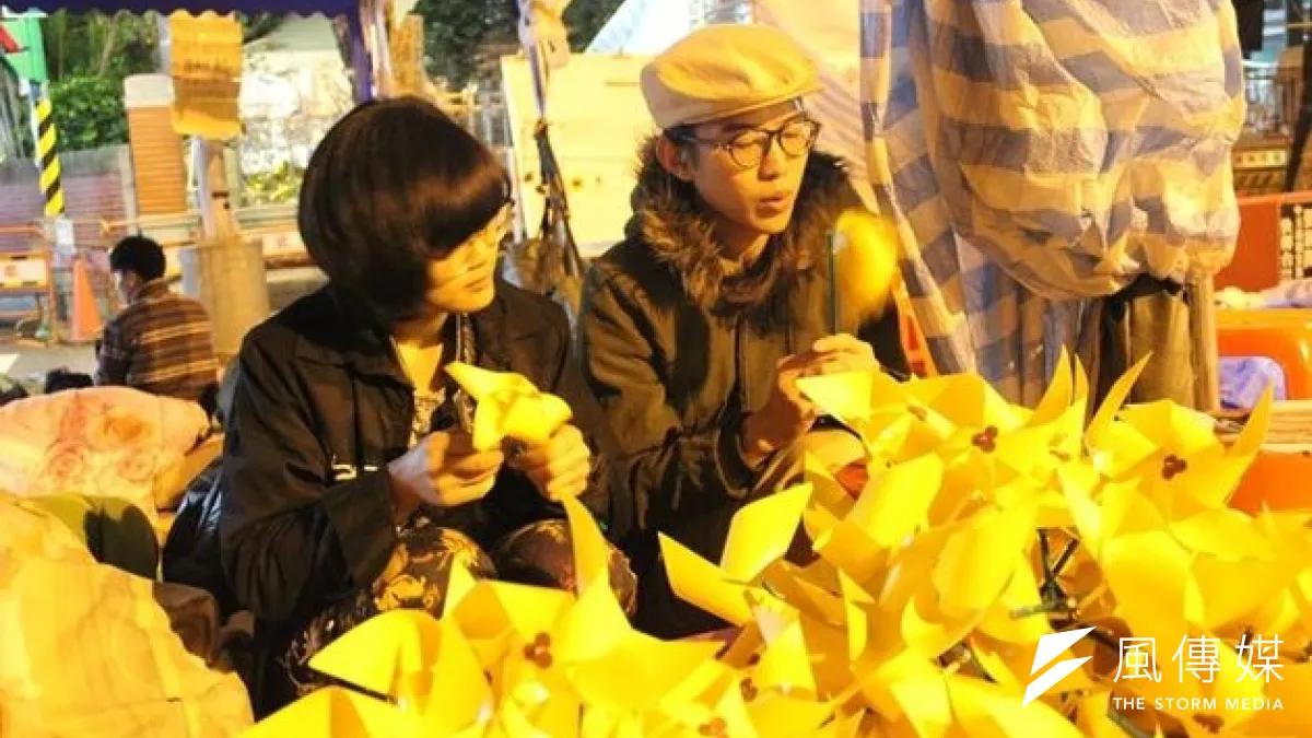 太陽花學運410撤離議場前,兩位學生徹夜摺了180只紙風車,象徵學運就像紙風車一樣永遠轉不停。(取自台大新聞E論壇,陳韻年攝)
