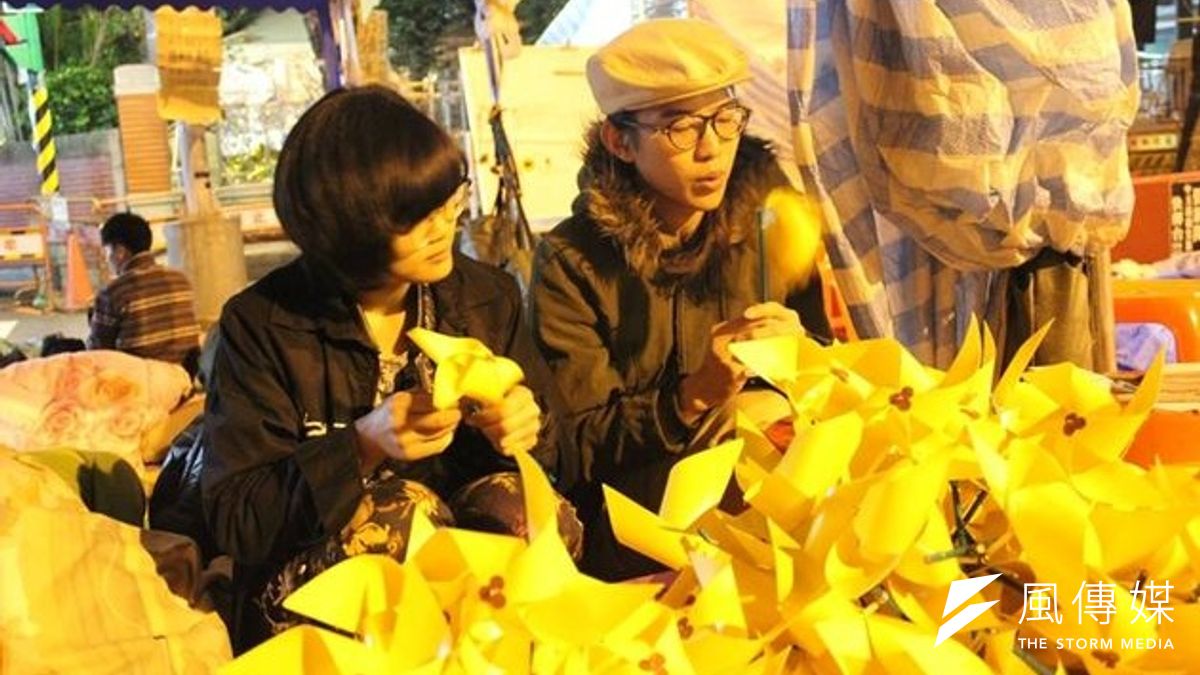 太陽花學運410撤離議場前,兩位學生徹夜摺了180只紙風車,象徵學運就像紙風車一樣永遠轉不停。(取自台大新聞E論壇,陳韻年攝) 太陽花學運410撤離議場前,兩位學生徹夜摺了180只紙風車,象徵學運就像紙風車一樣永遠轉不停。(取自台大新聞E論壇,陳韻年攝)