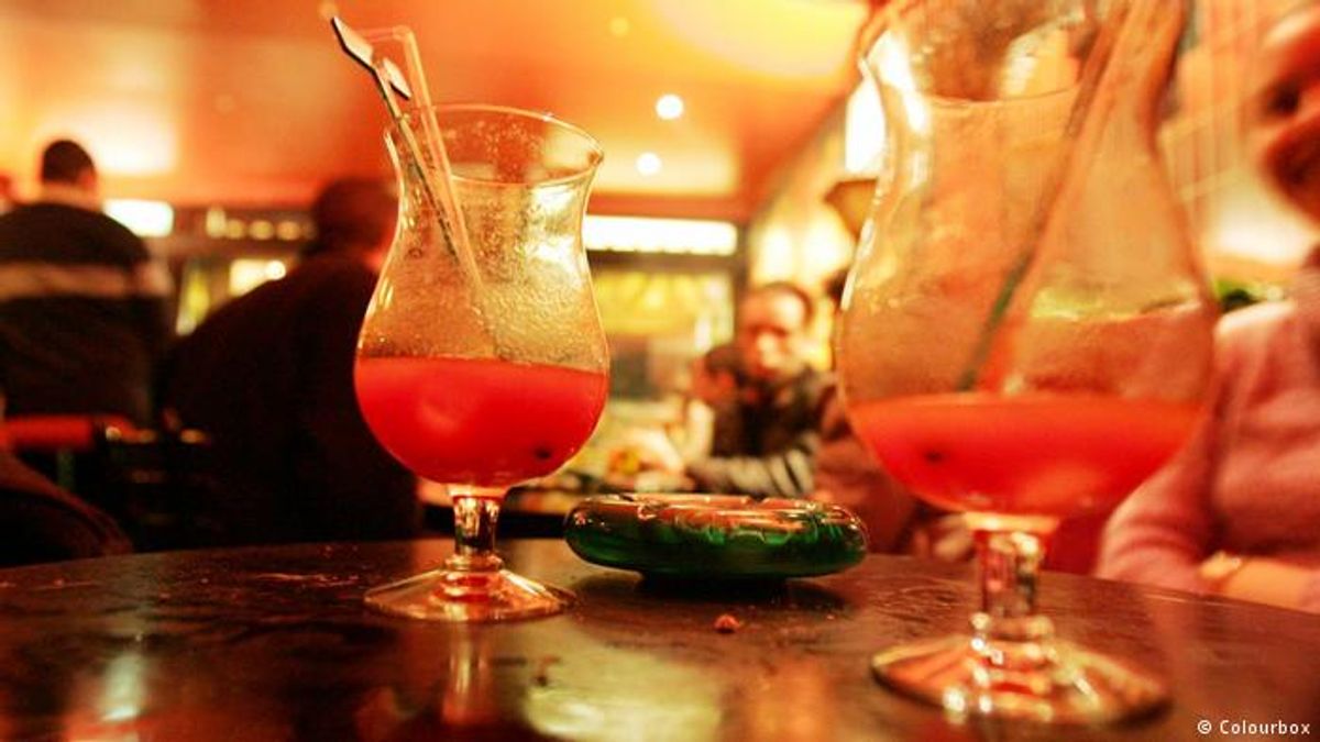 在德國機場,喝這樣一杯雞尾酒常常要花上十幾歐。(圖/德國之聲) 在德國機場,喝這樣一杯雞尾酒常常要花上十幾歐。(圖/德國之聲)