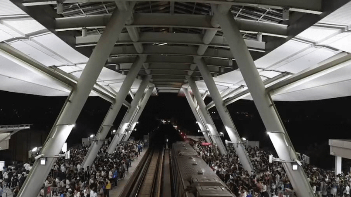 Coldplay演唱會結束後,大批散場人潮湧入捷運世運站,但高雄捷運僅花費82分鐘即順利完成疏運。(圖/記者李東陞翻攝) Coldplay演唱會結束後,大批散場人潮湧入捷運世運站,但高雄捷運僅花費82分鐘即順利完成疏運。(圖/記者李東陞翻攝)