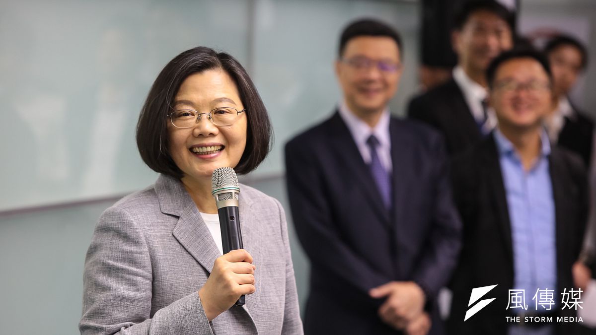 總統蔡英文21日至民進黨部進行總統初選登記,滿面笑容掩不住黨內殘酷競爭的現實。(資料照片,顏麟宇攝) 總統蔡英文21日至民進黨部進行總統初選登記,滿面笑容掩不住黨內殘酷競爭的現實。(資料照片,顏麟宇攝)