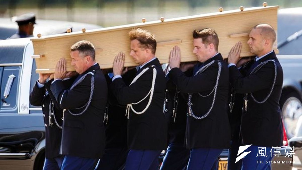 荷蘭軍方儀隊將罹難者棺木從飛機移到靈車(美聯社) 荷蘭軍方儀隊將罹難者棺木從飛機移到靈車(美聯社)