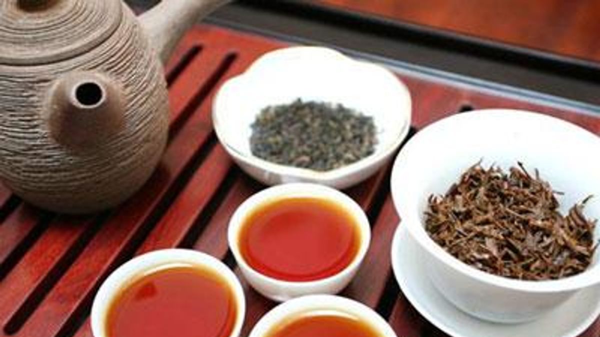 試與喝的時候,針對個人喜好,茶品是否回甘、氣韻是否綿長、溫潤滑口等,來判斷自己可不可以入手這餅茶。(圖/作者提供) 試與喝的時候,針對個人喜好,茶品是否回甘、氣韻是否綿長、溫潤滑口等,來判斷自己可不可以入手這餅茶。(圖/作者提供)