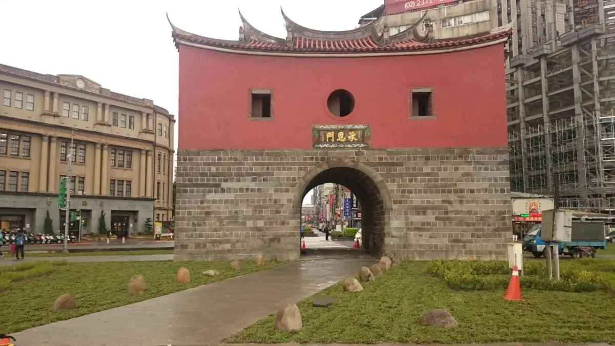 台北市府先為北門廣場進行簡易綠美化工程,後續將再推動景觀改造。(台北市政府提供)