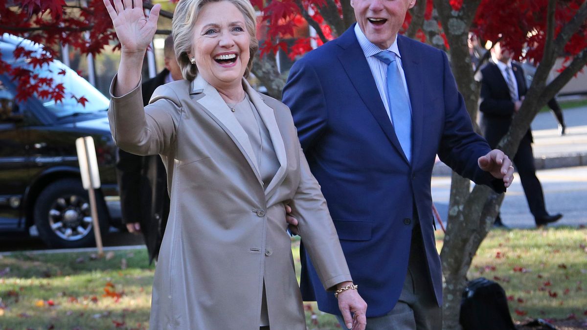 2016美國總統大選開始投票,希拉蕊與丈夫比爾‧柯林頓前往投票。(美聯社) 2016美國總統大選開始投票,希拉蕊與丈夫比爾‧柯林頓前往投票。(美聯社)