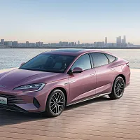 中國新能源三強:電動車、鋰電池、太陽能,正從出口引擎走向戰略工具,不僅挑戰美國在產業與技術的優勢,更動搖「石油美元」支撐的全球金融秩序。(圖為中國新能源汽車) 中國新能源三強:電動車、鋰電池、太陽能,正從出口引擎走向戰略工具,不僅挑戰美國在產業與技術的優勢,更動搖「石油美元」支撐的全球金融秩序。(圖為中國新能源汽車)